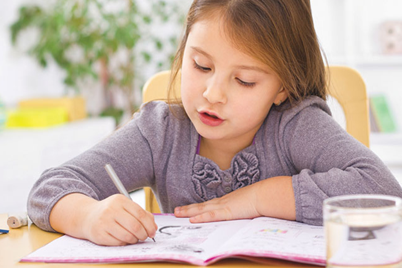 Mách cha mẹ cách giúp trẻ tự giác hoàn thành bài tập về nhà chỉ trong 5 bước
